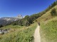 Suivre le sentier faisant face aux Aiguilles Rouges (21 septembre 2019)