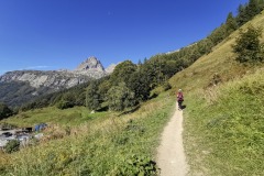 Suivre le sentier faisant face aux Aiguilles Rouges (21 septembre 2019)