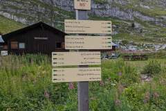 Arrivé aux Chalets de Sales, suivre cette fois-ci la direction du  "Col de la Portette - 2 h 00" (12 août 2023)