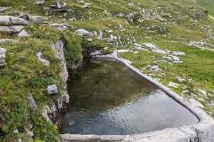 Abreuvoir taillé dans la roche (12 août 2023)