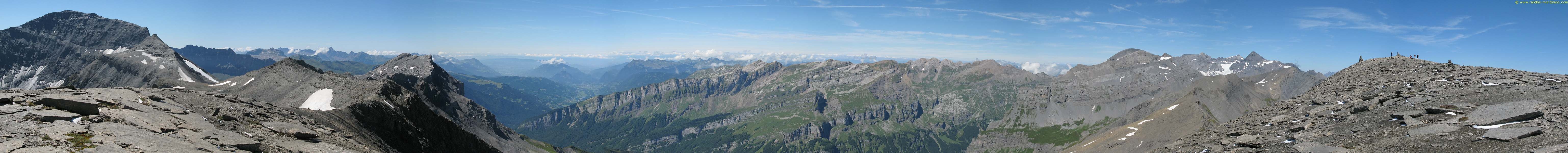 Panorama réalisé depuis le Ch Blanc, avec le Buet à gauche et le sommet du Ch Blanc à droite.