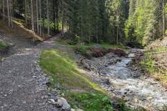 Le sentier suit le torrent (29 mai 2025)