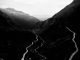 Vue sur la route montant au barrage et la rivière de la Gougra (28 juillet 2018)