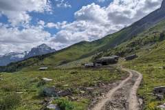 Au loin, les chalets des Praz de commune (8 juillet 2023)