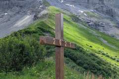 La croix de la Frête devant les greniers de commune (8 juillet 2023)