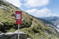 Un panneau rappelle que le sentier du bas rejoignant Moosfluh est fermé (26 aout 2018)