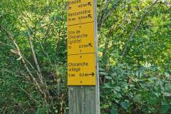 Début du sentier au panneau de direction (7 août 2024)