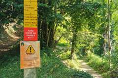 À la sortie des quelques habitations suivre le sentier sur la droite au panneau la Ranconniere en direction du Site de Choranche indiqué sur le panneau. (7 août 2024)