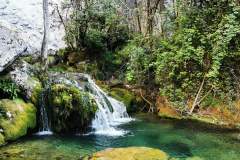 Petite cascade à 20m du lac sur le chemin du retour / Rebrousser chemin et partir en direction du pont que l'on a croisé 100m plus tôt, en suivant la direction Belvédère de la Cascade au panneau Ruisseau de Gournier situé à la bifurcation (7 août 2024)