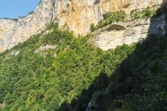 Après environ 200m de sentier l'on arrive au Belvédère de la cascade nous offrant un point de vue sur celle-ci. (7 août 2024)