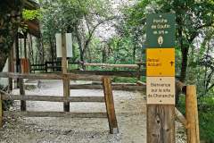 300m plus loin l'on arrive sur le site de Choranche où l'on peut alors faire plusieurs activités dont la visite des magnifiques Grottes de Choranche. (7 août 2024)