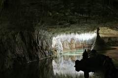Intérieur de la grotte Descente pour revenir à Choranche Se diriger en direction du parking des  grottes. L'on suit alors la route goudronnée  pendant environ 1,5km. (7 août 2024)