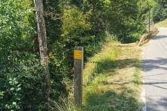 Après environ 1km l'on débouche sur la départementale. La traverser afin d'atteindre le panneau indicateur de l'autre côté et suivre la direction Choranche (7 août 2024)