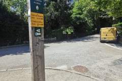 Remonter alors la voie jusqu'au portique d'entrée de la plage où un panneau nous indique le lieu où l'on se trouve, Choranche  (7 août 2024)