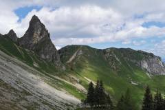 Vue sur le Col de la Croix avec le pierrier à éviter (29 mai 2022)