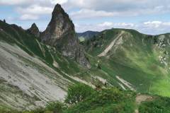 On distingue bien le sentier à prendre à la montée pour éviter le pierrier (29 mai 2022)