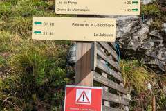 Départ du sentier au col de la Colombière où il faudra suivra suivre la direction  du "Lac de Peyre  - 1 h 35" (30 juillet 2023)