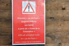 Panneau indiquant bien que le parcours est difficile et non balisé à partir du chalet de la Colombière (30 juillet 2023)