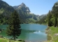 Vue bucolique depuis la rive opposée sur la Chambairy à gauche