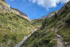 Sentier avant la traversée du torrent (9 août 2023)