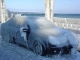 Une seule chose à faire, attendre le dégel pour récupérer le véhicule stationné en bordure du lac.