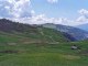 Suivre les canons à neige jusqu’à la piste que l'on voit au loin. À noter la possibilité de prendre le sentier que l'on voit  bien à droite derrière le chalet  (31 mai 2020)