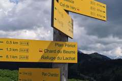 Panneau au départ. Suivre "Col de la Légette" (31 mai 2020)