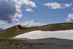 Couper sur le névé à droite  pour rejoindre l'arrivée du télésiège du plan des Fours (31 mai 2020)