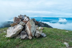 Petit cairn au sommet sur fond de Léman (1er octobre 2017)