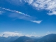 Nuage iridescent au dessus du Lac d\'Annecy. Un nuage iridescent est un nuage peu épais dont l\'écartement des gouttes ou de cristaux de glace provoque, par diffraction, une irisation de la lumière, qui donne alors cet aspect coloré au nuage (24 juin 2018)