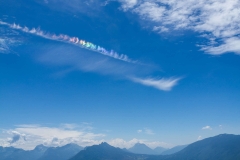 Nuage iridescent au dessus du Lac d'Annecy. Un nuage iridescent est un nuage peu épais dont l'écartement des gouttes ou de cristaux de glace provoque, par diffraction, une irisation de la lumière, qui donne alors cet aspect coloré au nuage (24 juin 2018)