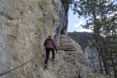 Les marches en bois et le câble sécurisent la progression (12 mai 2019)