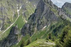 Sentier montant au Pic de la Corne (6 juin 2022)