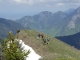 Randonneurs à la descente sur fond de Mont Billiat