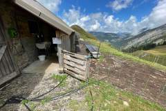Petite barrière derrière le chalet qu'il faut refermer après son passage (30 juillet 2023)