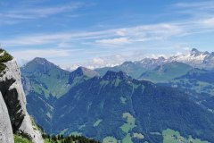 Vue sur les Aravis depuis la droite de la pointe de Puvat (26 juin 2021)