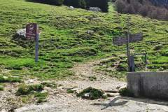 Attention prendre le sentier non fléché, a gauche de l'abreuvoir entre les panneaux (23 mai 2021)