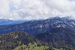 Vue depuis le sommet sur le Mont Blanc, les Aravis, et bon nombre de sommets de Savoie (23 mai 2021)