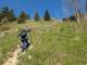 Le sentier monte assez raide au début (18 mai 2025)