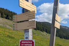 Départ du sentier au col des Glières (18 mai 2025)