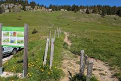 Départ du sentier au col des Glières (18 mai 2025)