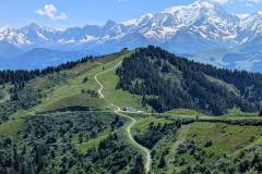 Premier plan "Bonjournal" avec le chemin de retour 2ème plan "le Christomet" devant le Mont Blanc (9 juillet 2024)