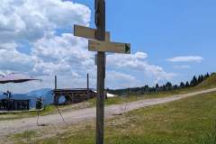 Panneau devant le chalet : suivre "Le plan" (9 juillet 2024)