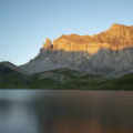 Lac d'Anterne et Rochers des Fiz au levé du soleil