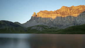 Lac d'Anterne et Rochers des Fiz au levé du soleil