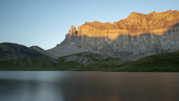 Lac d'Anterne et Rochers des Fiz au levé du soleil