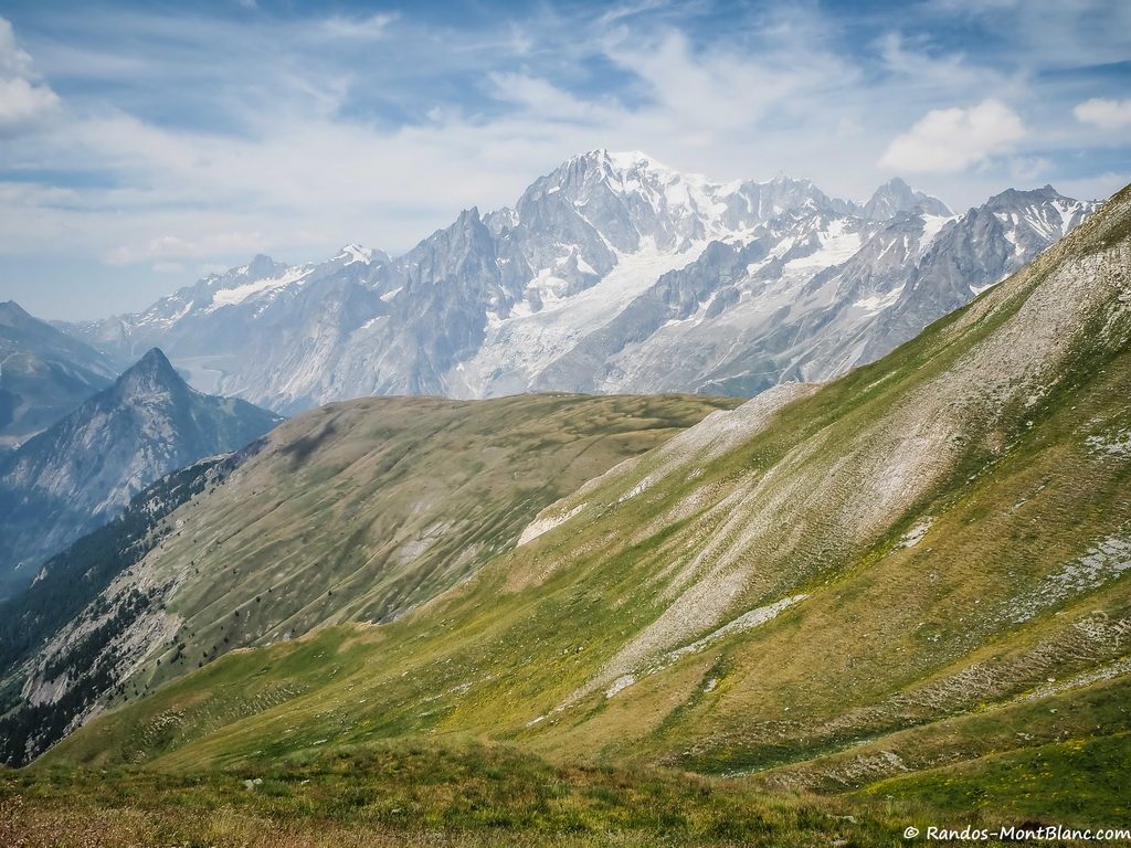 Refuge Bertone au bout de la crête
