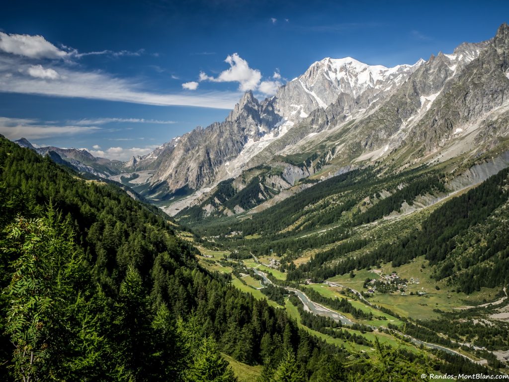 Vue sur le Val Ferret depuis le chemin menant au Refuge Bonatti