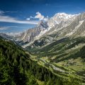 Vue sur le Val Ferret depuis le chemin menant au Refuge Bonatti