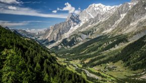 Vue sur le Val Ferret depuis le chemin menant au Refuge Bonatti